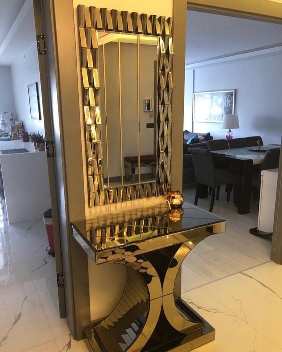 Elegant Venetian Console